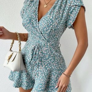 NEW! Floral print tie front jumpsuit size large (8/10)